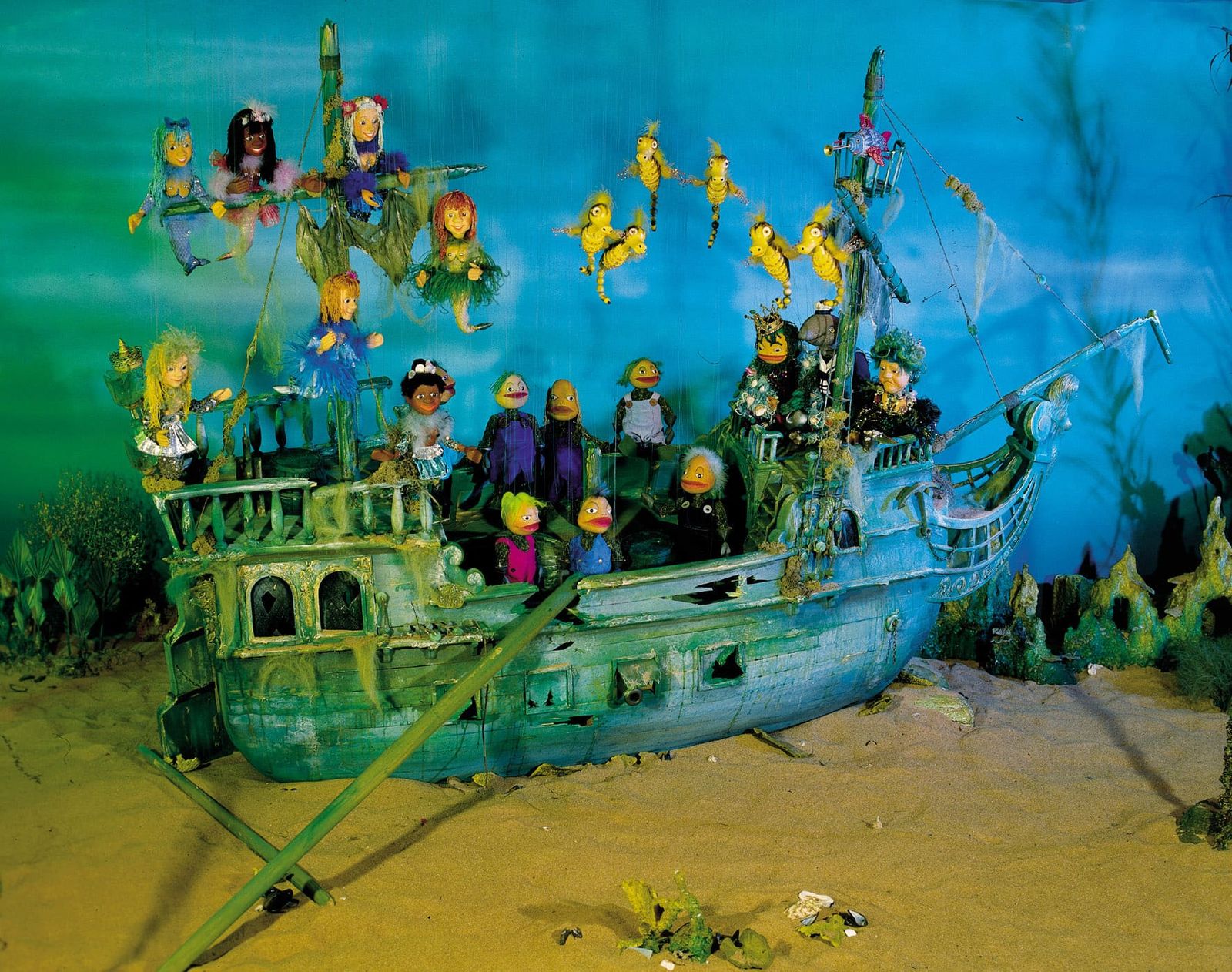 Augsburger Puppenkiste Eine Insel Mit Zwei Bergen Galerie | Augsburger Puppenkiste®